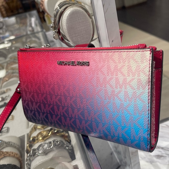 MICHAEL KORS Jet Set Lg Ombré Sign Logo Wristlet Phone Holder
Dark Raspberry
NWT - Picture 1 of 16